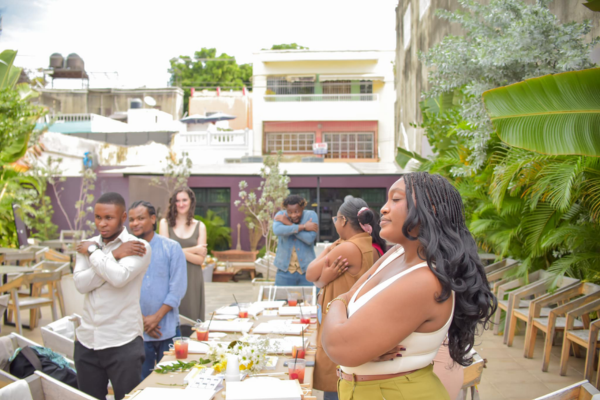 Ekip divès k ap travay ansanm pou defann sante mantal, ap souri epi kolabore